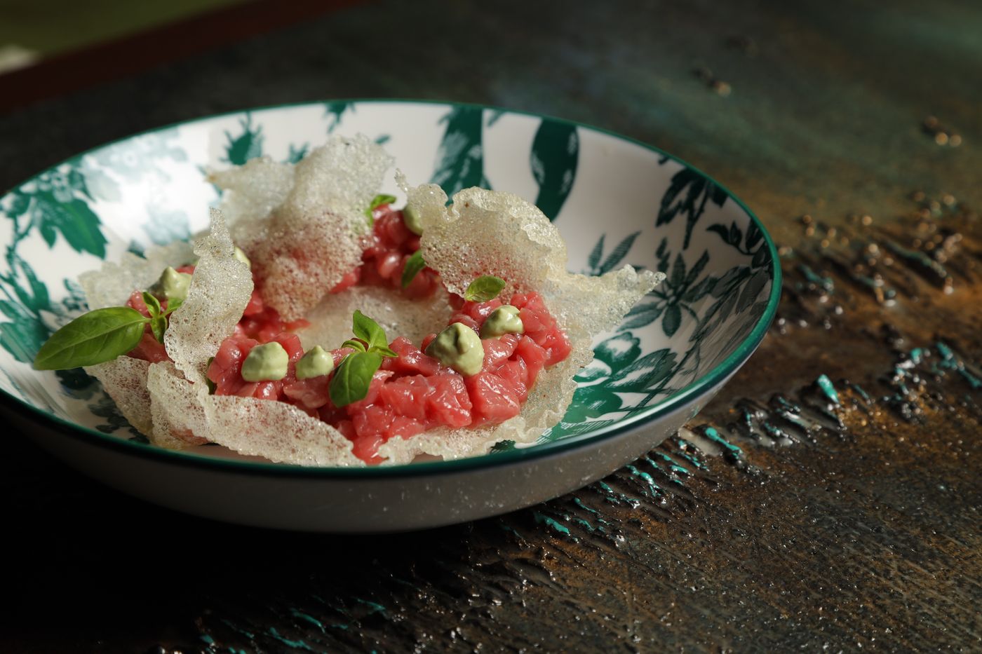 Tartare con piatto floreale — RAW 125
